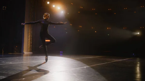 Yetişkin Balerin Döner Parmak Uçlarında Dans Eder Sahne Işıklarıyla Aydınlatılmış — Stok fotoğraf