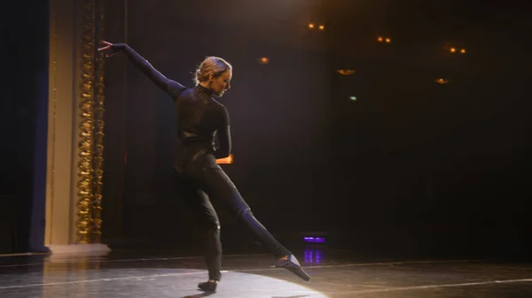 Balerina Tańczy Palcach Ćwiczy Ruchy Baletowe Próbie Choreografii Scenie Teatralnej — Zdjęcie stockowe