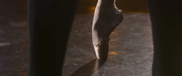 Κοντινό Πλάνο Πόδια Χορευτών Μπαλέτου Μπαλαρίνα Pointe Παπούτσια Χορεύει Και — Φωτογραφία Αρχείου