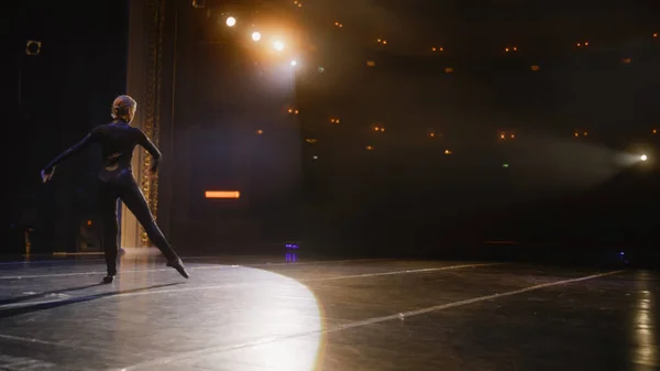 Sahnede Sahne Işıkları Altında Zarif Bir Bayan Dansçı Performans Sergiliyor — Stok fotoğraf