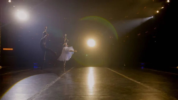 Los Bailarines Ballet Practican Movimientos Ballet Ensayan Coreografía Escenarios Teatro — Foto de Stock