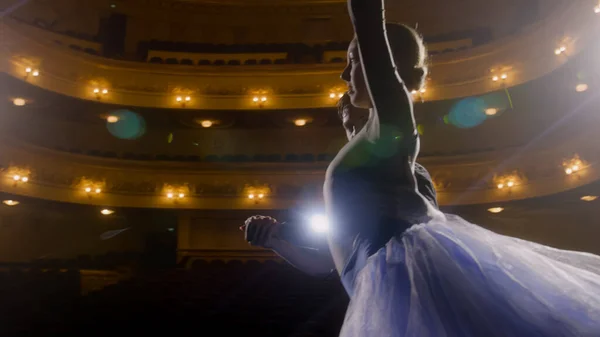 Piękna Para Tancerzy Baletowych Ćwiczy Gimnastykę Przed Przedstawieniem Teatrze Pełna — Zdjęcie stockowe