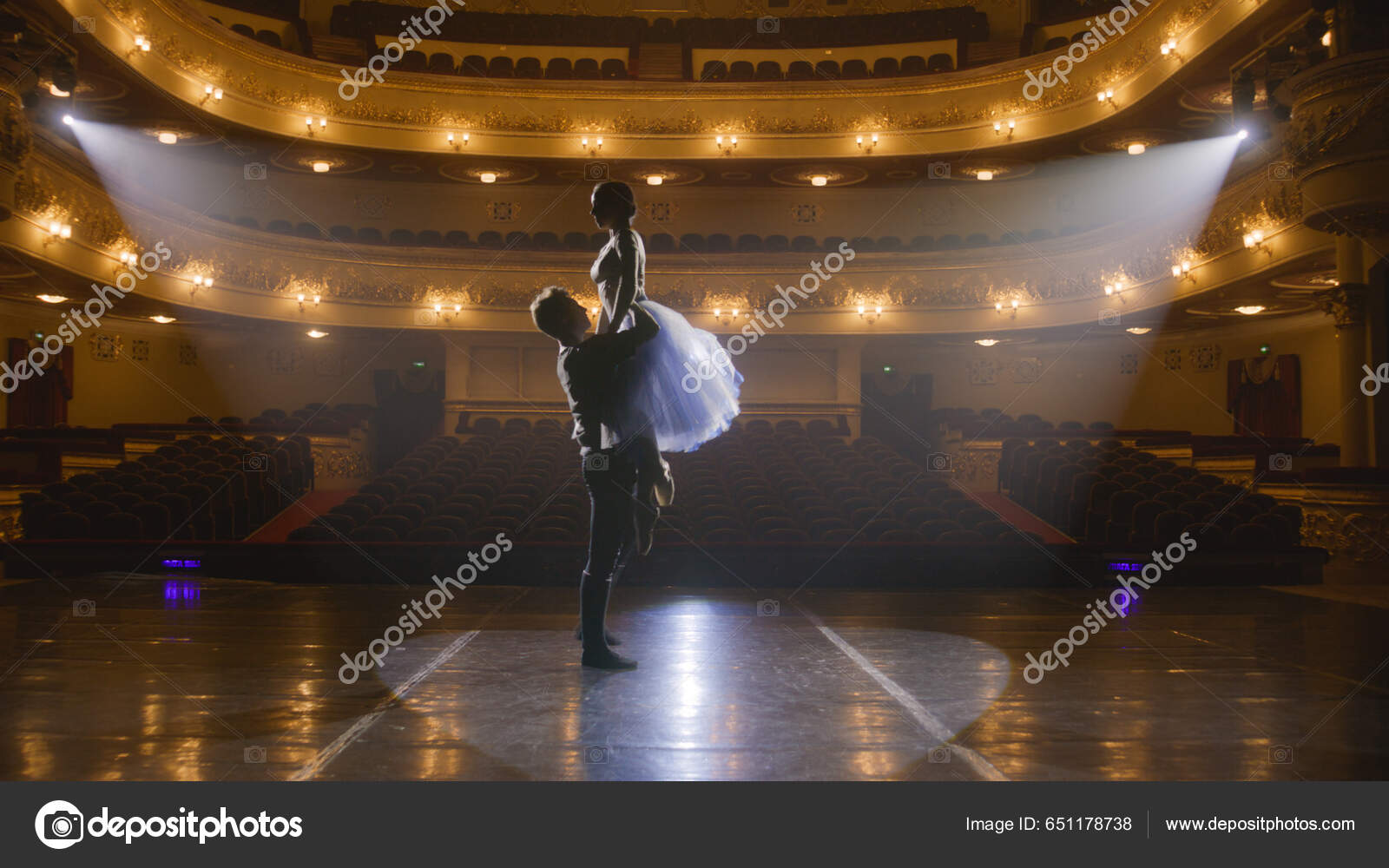 Pár Klasických Baletních Tanečnic Cvičí Divadelním Pódiu Před Představením  Muž — Stock Fotografie © EvgeniyShkolenko #651178738