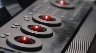 Dijital renk derecelendirme kontrol paneli. Stüdyodaki bilgisayarda video renk düzeltmesi.