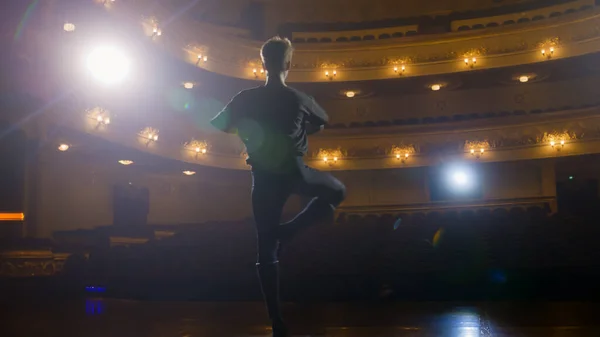 Bailarín Masculino Ballet Clásico Prácticas Entrenamiento Antes Actuación Teatro Artista — Foto de Stock
