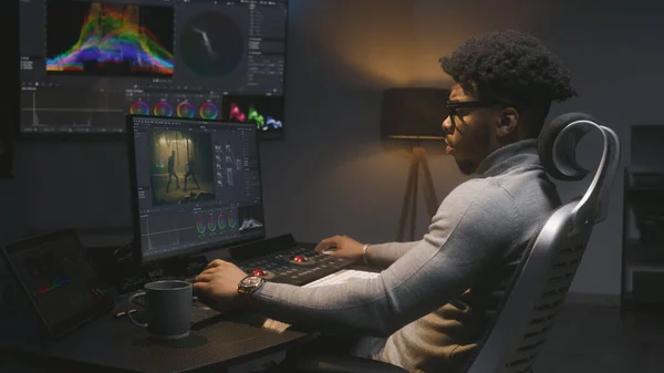 Afrikalı Amerikalı Film Yapımcısı Modern Stüdyoda Bilgisayardan Renk Değerlendirmesi Yapıyor — Stok fotoğraf
