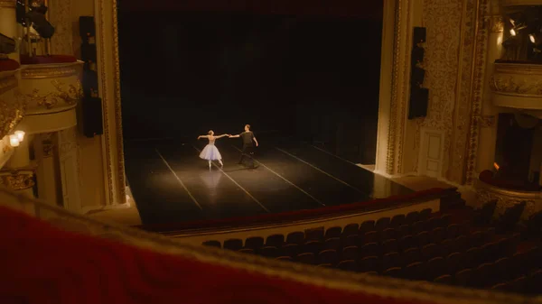 Ustalam Ujęcie Tancerzy Baletowych Przygotowujących Spektakl Teatralny Mężczyzna Kobieta Ćwiczą — Zdjęcie stockowe