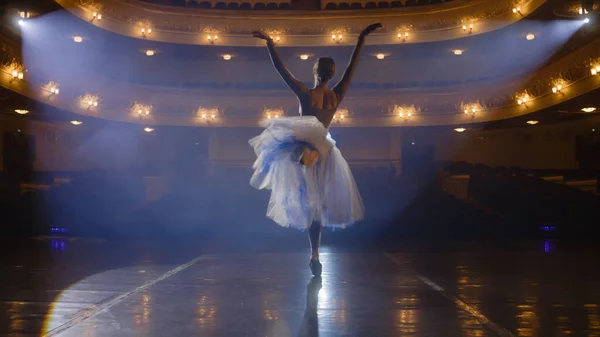 Balet Kobieta Tancerka Białym Tutu Sukienka Praktyki Choreografia Porusza Się — Zdjęcie stockowe