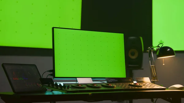 Studio Nowoczesnym Wyposażeniem Korekcji Kolorów Komputer Duże Monitory Zielonym Ekranem — Zdjęcie stockowe