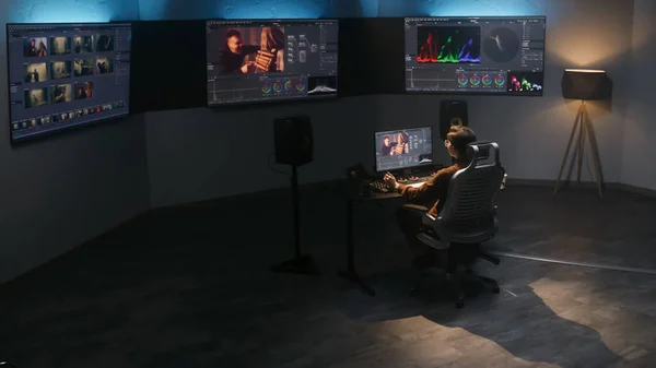 Editor Video Bekerja Studio Pada Komputer Menggunakan Panel Kontrol Penilaian — Stok Foto