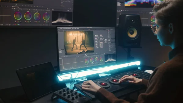Female Editor Uses Color Grading Control Panel Edits Video Makes — Stock Photo, Image