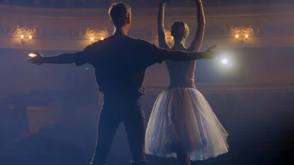 Güzel Bale Dansçıları Sahne Işıklarıyla Aydınlatılmış Klasik Tiyatro Sahnesinde Koreografi — Stok fotoğraf