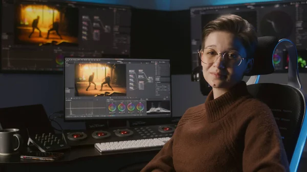 年轻女性视频编辑记录博客 谈论电影色彩校正 电脑显示器和大屏幕上的带有彩轮和电影胶片的软件接口 色彩分级控制面板 — 图库照片