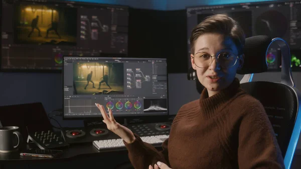 年轻女性视频编辑记录博客 谈论电影色彩校正 电脑显示器和大屏幕上的带有彩轮和电影胶片的软件接口 色彩分级控制面板 — 图库照片