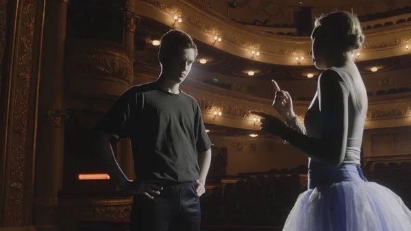 Ballerina Met Partner Staat Theaterpodium Bespreekt Voorbereiding Voorstelling Een Paar — Stockfoto