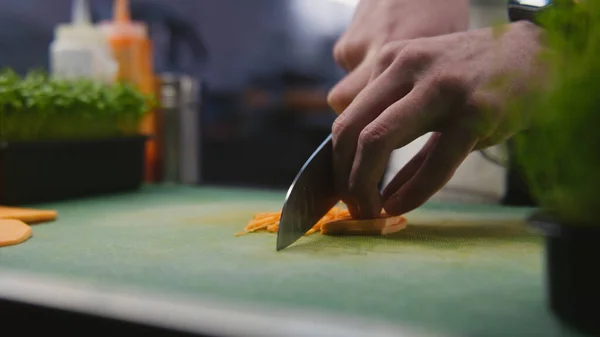 Aşçı Tatlı Patatesi Kesme Tahtasıyla Keser Profesyonel Şefin Elleri Yakın — Stok fotoğraf