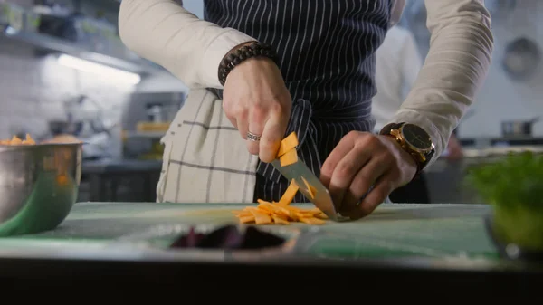 Mãos Perto Chef Masculino Profissional Mesa Cozinha Corte Batata Doce — Fotografia de Stock