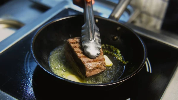 Şef Fırında Lezzetli Yemek Pişirir Kızartma Tavasında Biberiyeli Leziz Domuz — Stok fotoğraf
