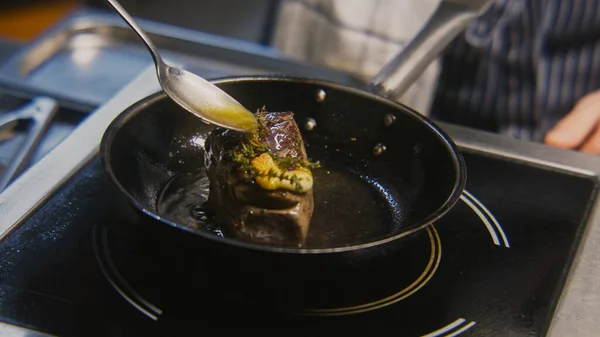 Şef Ocakta Lezzetli Yemekler Pişirir Erkek Aşçı Tavada Sulu Biftek — Stok fotoğraf