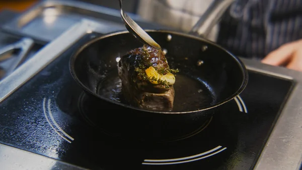 Şef Ocakta Lezzetli Yemekler Pişirir Erkek Aşçı Tavada Sulu Biftek — Stok fotoğraf