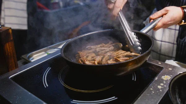 Şef Fırında Lezzetli Yemekler Pişirir Erkek Aşçı Kızartması Sulu Kebabı — Stok fotoğraf
