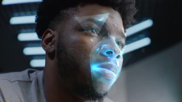 真剣な表情で若いアフリカ系アメリカ人男性の顔の肖像画を閉じます 人間の未来的なAi仮想顔スキャンの3Dアニメーション アクセスのための識別 プライバシーと近代的な認識技術 — ストック動画
