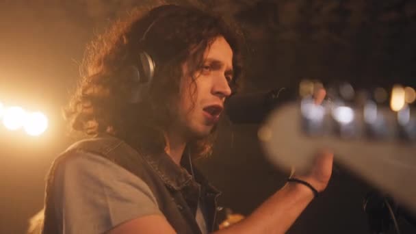 Erkek Şarkıcının Mikrofon Standını Elinde Tutarken Ses Geçirmez Odada Şarkı — Stok video