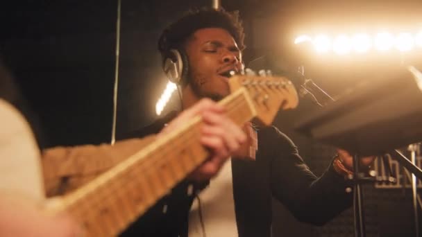 Multiethnische Musikband Nimmt Neuen Song Beleuchtetem Schallisoliertem Raum Auf Afroamerikanische — Stockvideo