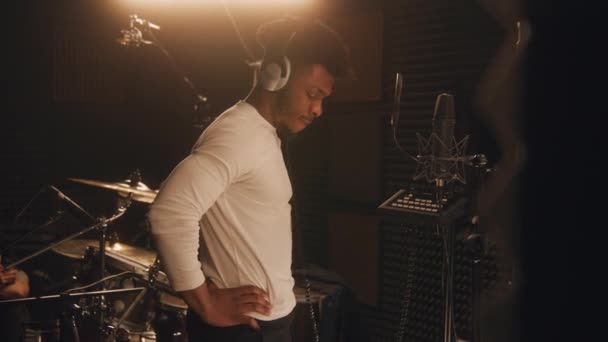 African American Τραγουδίστρια Επαγγελματικά Ακουστικά Ετοιμάζεται Καταγράψει Νέο Κομμάτι Μπροστά — Αρχείο Βίντεο