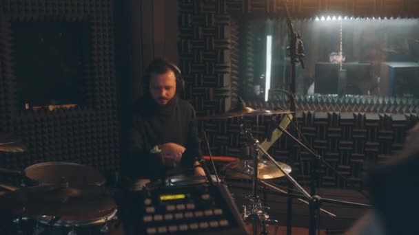 밴드는 사운드 스튜디오에서 음반을 노래를 헤드폰을 연주자는 키트를 오디오 엔지니어 — 비디오