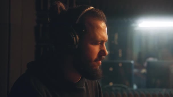 Porträt Eines Männlichen Musikers Mit Kopfhörer Spielt Schlagzeug Professioneller Schlagzeuger — Stockvideo