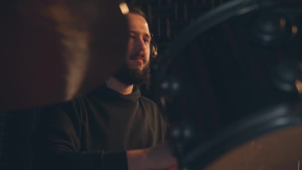 Mannelijke Muzikant Hoofdtelefoon Speelt Drums Met Drumstokken Professionele Drummer Neemt — Stockvideo