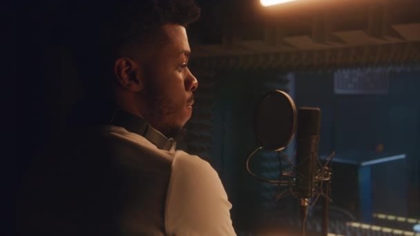 Profesyonel Erkek Vokalist Ses Geçirmez Odada Mikrofon Önünde Havalı Şarkılar — Stok video