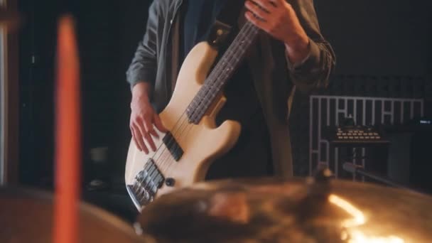 Profesyonel Müzisyenler Ses Kayıt Stüdyosunda Şarkı Kaydediyor Erkek Gitarist Elektro — Stok video