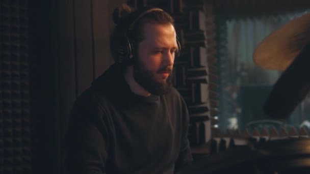 Manlig Musiker Hörlurar Spelar Ett Trumset Med Trumstockar Professionell Trummis — Stockvideo