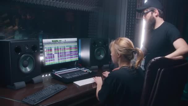 Inżynier Dźwięku Producent Mężczyzna Kobieta Tworzą Piosenkę Pokoju Nagraniowym Ekran — Wideo stockowe