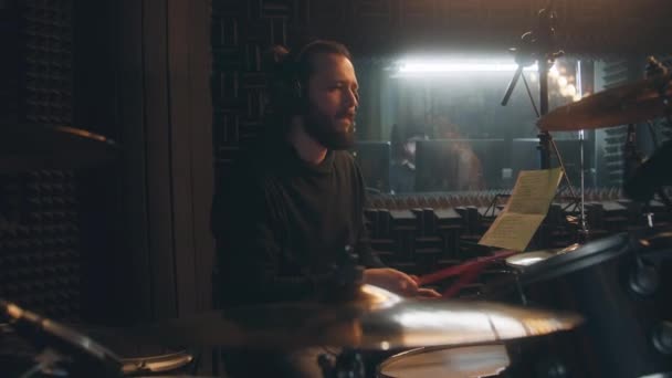 Mannelijke Muzikant Hoofdtelefoon Speelt Een Drumstel Drummer Neemt Liedjes Geluidsdichte — Stockvideo