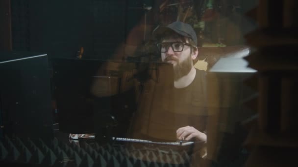 Deneyimli Ses Mühendisi Yapımcı Ses Kayıt Stüdyosunda Şarkıcıyla Çalışıyor Adam — Stok video