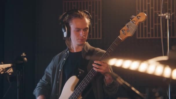 Manlig Musiker Hörlurar Spelar Elgitarr Professionell Gitarrist Spelar Sång För — Stockvideo