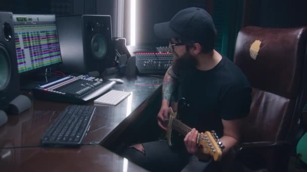 Engenheiro Som Músico Toca Guitarra Elétrica Grava Melodia Para Criar — Vídeo de Stock