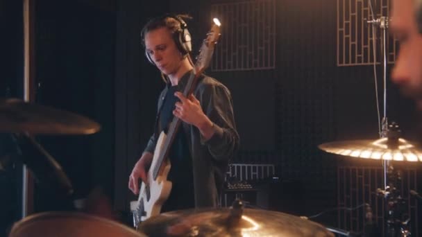 Müzik Grubu Ses Kayıt Stüdyosunda Şarkı Kaydediyor Kulaklık Takan Erkek — Stok video