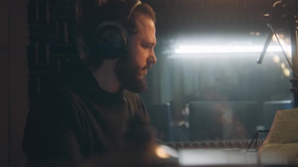 Mužský Hudebník Sluchátkách Hraje Bubny Profesionální Bubeník Nahrává Skladbu Nahrávacím — Stock video