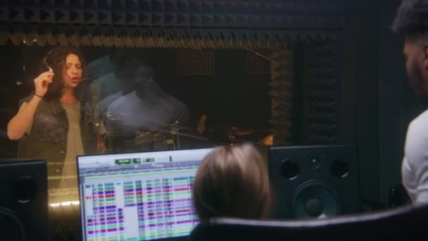 Erfarna Kvinnliga Ljudtekniker Och Afroamerikansk Producent Arbetar Ljudinspelningsstudio Sångare Hörlurar — Stockvideo