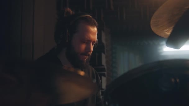 Mannelijke Muzikant Hoofdtelefoon Speelt Een Drumstel Drummer Neemt Nummers Voor — Stockvideo