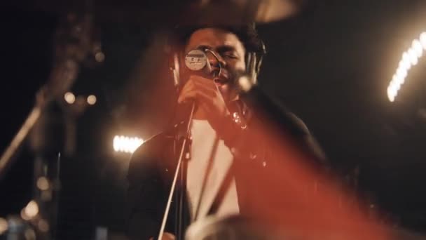 Afrikalı Amerikalı Vokalist Ses Kayıt Stüdyosunda Mikrofona Şarkı Söylüyor Müzisyen — Stok video