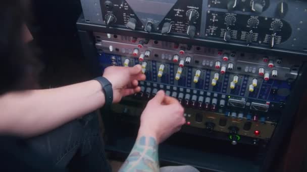 Аудіоінженер Використовує Звуковий Компресор Музикант Змінює Гучність Звукові Параметри Створює — стокове відео