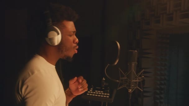 Afroamerikansk Sångare Sjunger Lyrisk Komposition Mikrofon Ljudisolerat Rum Använder Mixerbräda — Stockvideo