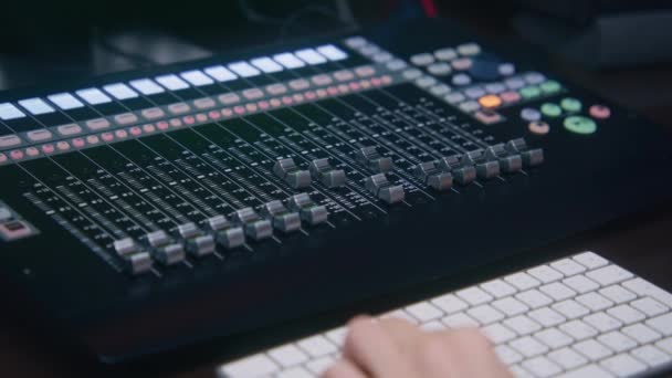 Крупный План Звукоинженера Музыканта Продюсера Использованием Midi Контроллера Микшерной Платы — стоковое видео