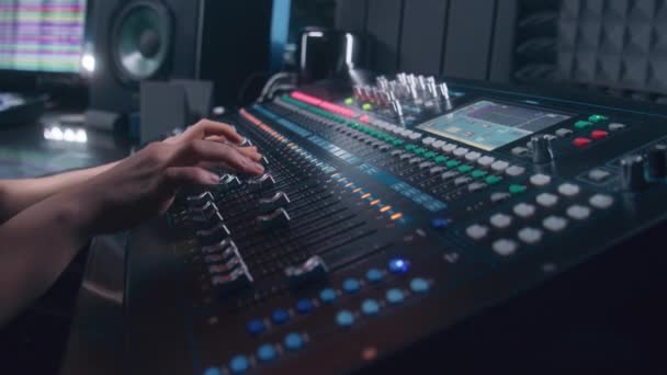 Audio Inženýr Používá Mixážní Pult Dálkové Ovládání Pro Nastavení Zvuku — Stock video