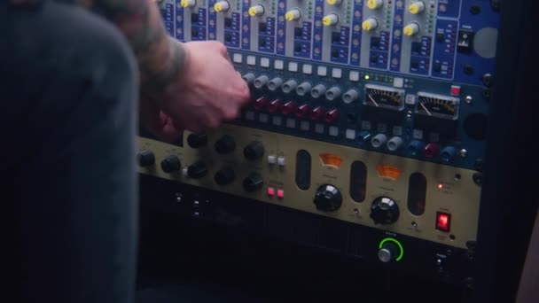 사운드 엔지니어는 오디오 장치를 음악가는 음량을 바꾸고 조율을 현대의 장비로 — 비디오